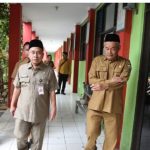 Adanya pemberitaan mengenai dunia pendidikan, Pj Walikota Serang Yedi Rahmat Di sela-sela kegiatannya lakukan kunjungan sidak ke SMPN 1 Kota Serang. / foto dan berita / pemkot serang