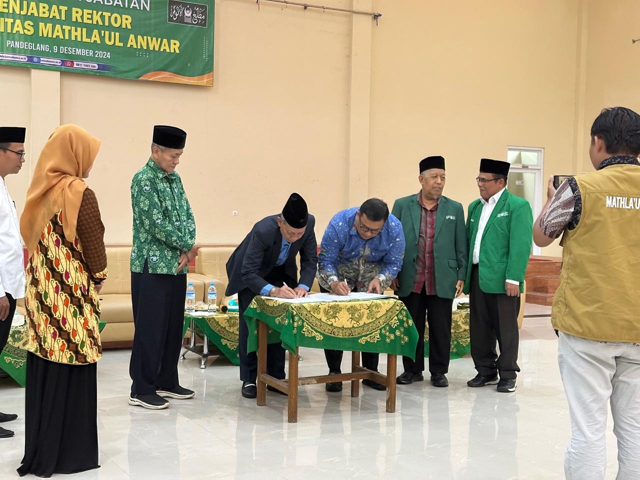 WhatsApp Image 2024-12-09 at 17.10.48 Prof. Sybli Syarjaya menyerahkan jabatan Rektor Unma Banten kepada Prof. Andriansyah dalam acara serah terima yang berlangsung pada 9 Desember 2024.*