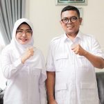Dewi Setiani saat foto bersama gubernur terpilih Andra Soni.//Foto istimewa