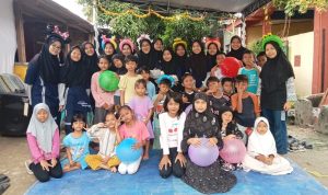 Santriwati Pondok Pesantren Darunnajah 3  Pabuaran Kabupaten Serang Banten  Kampung Nangka Bongkok KM. 05 saat melakukan  kegiatan praktek pengabdian masyarakat (PPM) dengan mengadaka berbagai kegiatan yang salah satunya lomba untuk anak-anak.// Foto Gito Waluyo