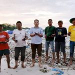 Warga Pandeglang saat memperlihatkan batu bara yang tumpah akibat kapal yang kandas.*//Foto istimewa