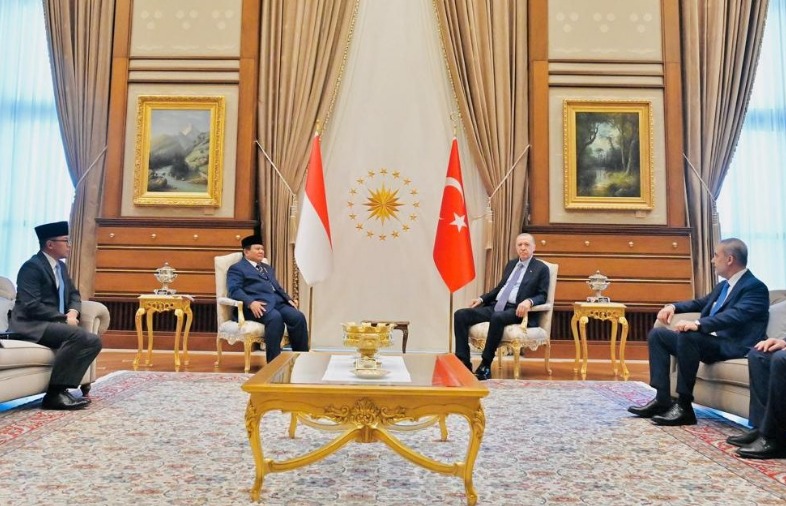 Presiden Republik Indonesia, Prabowo Subianto, melakukan pertemuan tête-à-tête dengan Presiden Republik Turkiye, Recep Tayyip Erdoğan, di Istana Kepresidenan Turkiye, Ankara, pada Kamis, 10 April 2025.//Foto istimewa