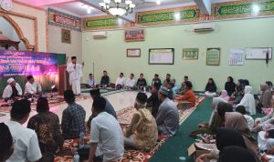 Warga Kampung Muncung Kelurahan Sumur Pecung Kota Serang menggelar acara halal bihalal idulfitri 1446 Hijriah yang dilaksanakan di Masjid Rodatul Amin/ foto Dien Kasep