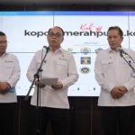 Menteri Koperasi, Budi Arie Setiadi (tengah), saat peluncuran situs web kopdesmerahputih.kop.id di kantor Kemenkop, HR Rasuna Said, Jakarta.//Foto istimewa