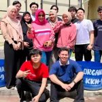 Dosen Pembimbing Lapangan (DPL) KKM Unsera Kelompok 9 Hj. Ade Muslimat saat bersama mahasiswanya dalam kegiatan penyuluhan pengolahan sampah organik dan non-organik hingga membuat kompos dari sampah organik.*//foto istimewa