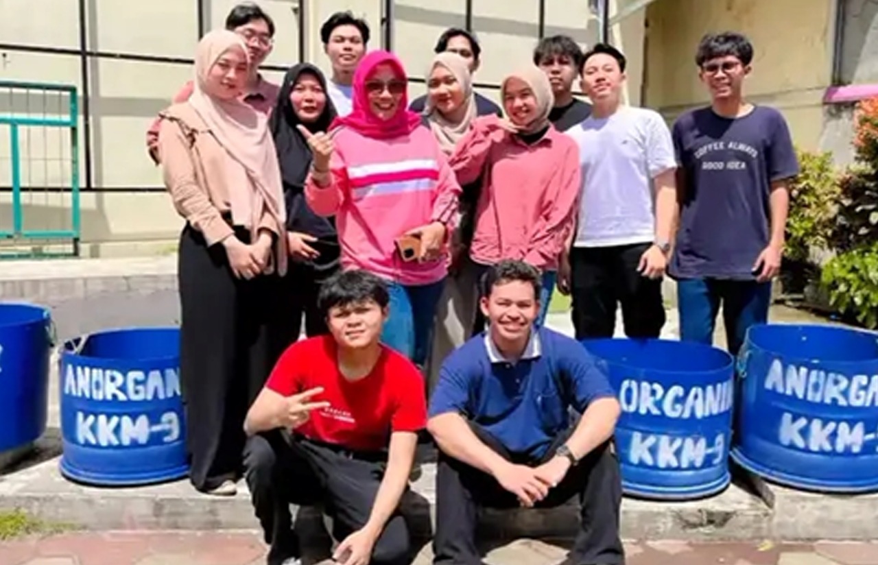 Dosen Pembimbing Lapangan (DPL) KKM Unsera Kelompok 9 Hj. Ade Muslimat saat bersama mahasiswanya dalam kegiatan penyuluhan pengolahan sampah organik dan non-organik hingga membuat kompos dari sampah organik.*//foto istimewa