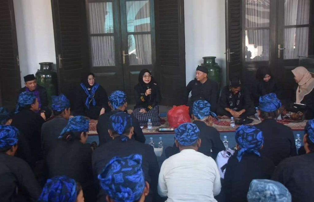 WhatsApp Image 2025-05-04 at 20.02.47 Bupati Pandeglang, Raden Dewi Setiani saat berdialog dengan masyarakat Baduy yang singgah di Pendopo Bupati Pandeglang, dalam rangkaian acara tradisi Seba Baduy.//Foto istimewa