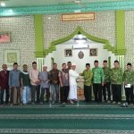 H. Komar, M. Si penanggung jawab lomba masjid sehat dan bersih tingkat Kota Serang saat menyerahkan bingkisan kepada Ustaz Ahmad Taufik selaku Ketua DKM Masjid Al-Ma'aarij.*//Gito Waluyo