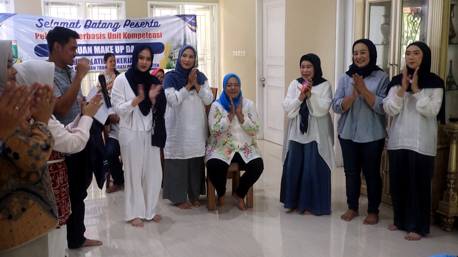 SUASANA pelatihan make-up dasar yang diselenggarakan UPTD Latihan Kerja Dinas Tenaga Kerja dan Transmigrasi (Disnakertrans) Provinsi Banten.