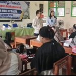 Anggota Komisi V DPRD Banten Hasbi Sidik saat memantau pelaksanaan pelatihan make up dasa UPTD Latihan Kerja Disnakertrans Banten, di Aula SMA 1 Al Khairiyah Cilegon.*