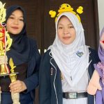 Ferra Hasmawati bersama Dayani Nur Rahmah siswa SMPN 2 Kota Cilegon sebagai juara 1 saat foto dengan piala lomba mendongeng.*//IST