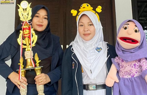 WhatsApp Image 2025-06-15 at 17.27.18 Ferra Hasmawati bersama Dayani Nur Rahmah siswa SMPN 2 Kota Cilegon sebagai juara 1 saat foto dengan piala lomba mendongeng.*//IST