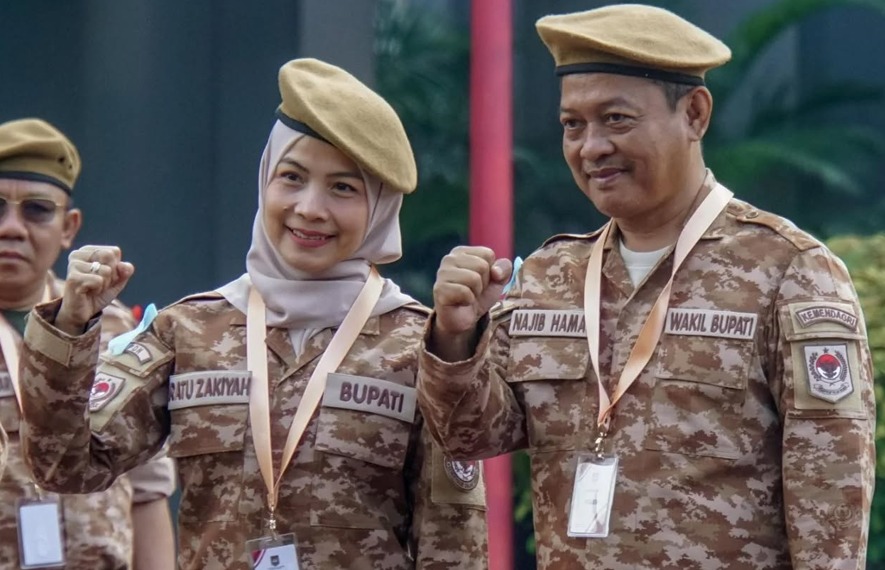 WhatsApp Image 2025-06-26 at 14.36.30 Bupati Serang Ratu Rachmatuzakiyah dan Wakil Bupati Muhamad Najib Hamas saat mengikuti Retreat Kepala Daerah gelombang ke-2 di Gedung IPDN Jatinangor, Sumedang, Jawa Barat dari 22 hingga 26 Juni 2025.//Foto Istimewa