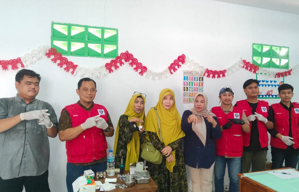 WhatsApp Image 2025-07-06 at 18.57.36 Tim medis dari Dinkes Kota Serang yang turut dalam kegiatan khitanan masal.*//Foto istimewa