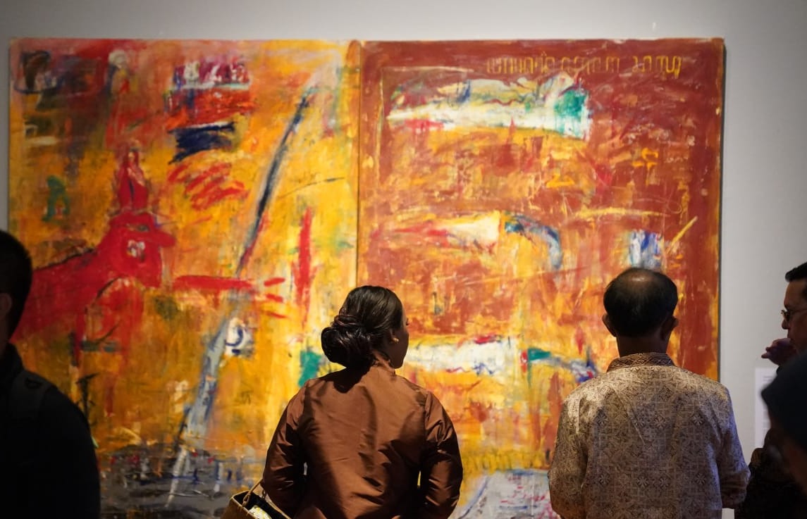WhatsApp Image 2025-07-24 at 17.17.15 Foto istimewa Pengunjung saat mengapresiasi salah satu karya yang dipamerkan dalam Pameran "NYALA: 200 Tahun Perang Diponegoro", sebuah pameran seni dan sejarah yang mengangkat kembali makna perjuangan Diponegoro melalui perspektif visual, artistik dan interdisipliner.