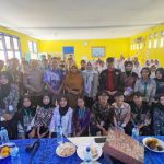 Mahasiswa KKM 55 Universitas Bina Bangsa (UNIBA) dengan para pembicara dan peserta seminar, foto bersama usai acara.*//Foto istimewa