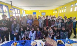 WhatsApp Image 2025-07-28 at 18.26.32 Mahasiswa KKM 55 Universitas Bina Bangsa (UNIBA) dengan para pembicara dan peserta seminar, foto bersama usai acara.*//Foto istimewa