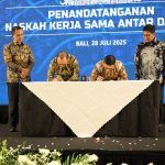 Gubernur Banten Andra Soni dan Gubernur Sulbar Suhardi Duka menandatangani MoU mengenai pengiriman transmigran. Foto Biro Adpimpro Setda Banten