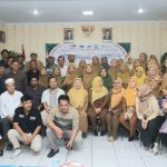 Panitia bersama para peserta dan pembicara foto bersama usai acara.*//Foto istimewa