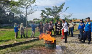 Damkar BPBD Kabupaten Serang saat melakukan sosialisasi penggunaan APAR di Aula Kecamatan Pontang, Kamis (31/7/2025).
