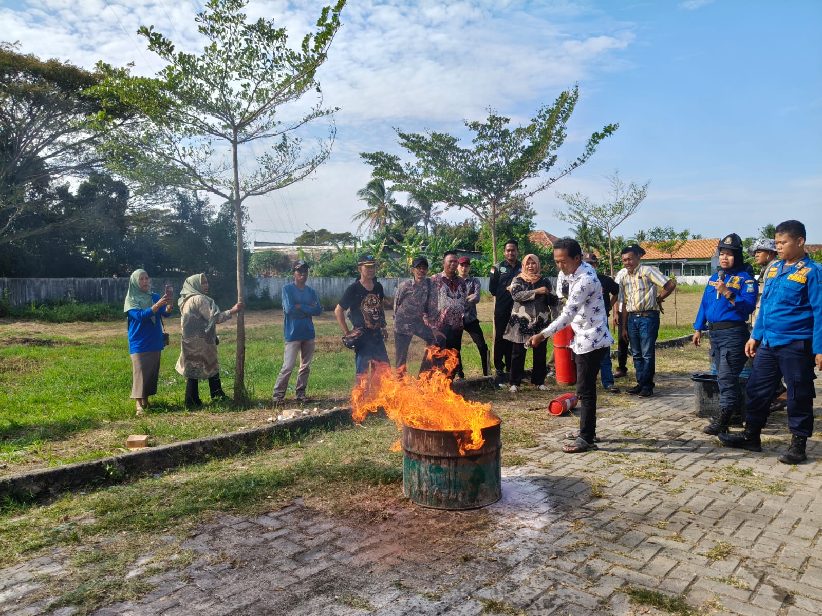 Damkar BPBD Kabupaten Serang saat melakukan sosialisasi penggunaan APAR di Aula Kecamatan Pontang, Kamis (31/7/2025).