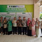 Asesor LAMDIK, Prof. Dr. Mardiyana, M.Si., dan Dr. Alimuddin, M.Pd., bersama Dekan FKIP UNMA Banten, Dr. Asep Sahrudin, dan Kaprodi Pendidikan Matematika, Eka Rosdianwinata, M.Pd., dalam asesmen lapangan akreditasi Prodi Pendidikan Matematika yang berhasil meraih predikat Unggul. Kolaborasi akademik yang transparan dan progresif untuk pendidikan berkualitas.