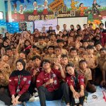 Mahasiswa KKM Kelompok 55 Universitas Bina Bangsa foto bersama kepala sekolah, guru dan siswa SDN 1 Jatimulya setelah acara seminar.//Foto istimewa