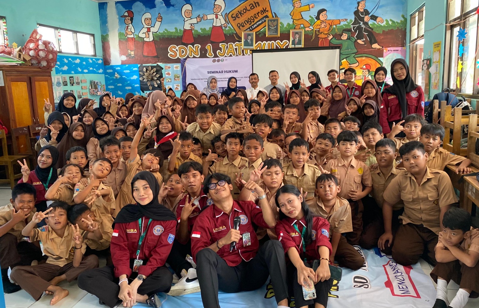 Mahasiswa KKM Kelompok 55 Universitas Bina Bangsa foto bersama kepala sekolah, guru dan siswa SDN 1 Jatimulya setelah acara seminar.//Foto istimewa