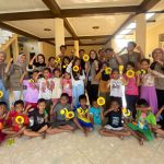 KKM 56 Untirta foto bersama dengan anak anak usai membuat projek berbasis isi buku bacaan.*//Foto istimewa