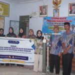 Mahasiswa KKM 51 Universitas Bina Bangsa foto bersama usai mengadakan seminar dengan tema “Implementasi Teknologi Biofilter sebagai Solusi Efisien dalam Menyediakan Air Bersih untuk Masyarakat di Desa Teluklada” di Desa Teluklada, Kecamatan Sobang, Kabupaten Pandeglang.*//FOTO ISTIMEWA