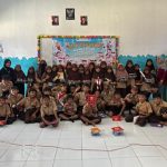 Mahasiswa KKM Uniba Kelompok 51 foto bersama dengan peserta Sosialisasi Stop Bullying Saling Sayang, Saling Jaga Semua Teman yang digelar di Desa Teluklada, Pandeglang.*//Foto istimewa