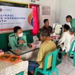 Tim medis RS Achmad Wardi saat melakukan tes kesehatan mata.*//Foto istimewa