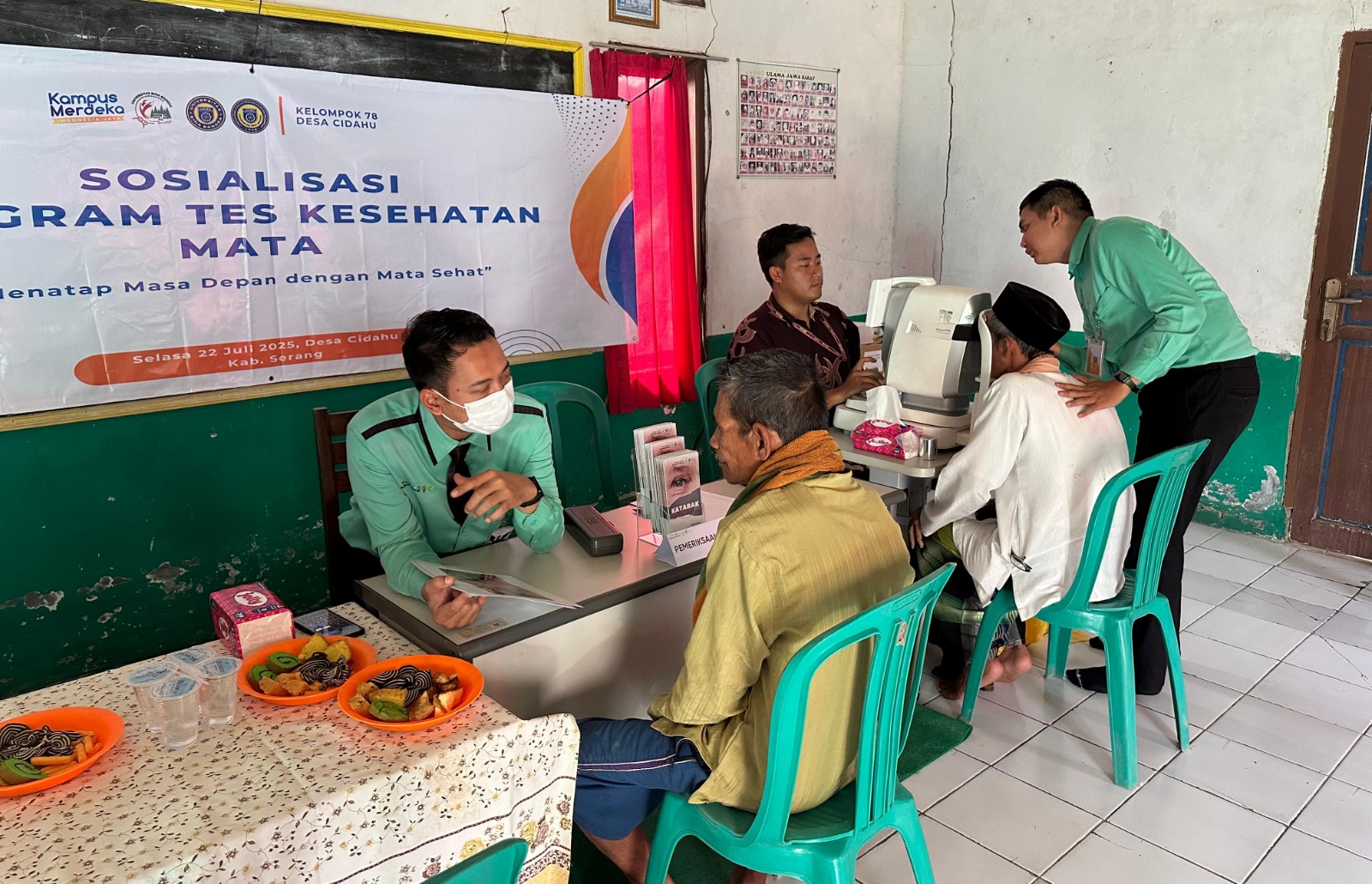 WhatsApp Image 2025-08-14 at 19.21.43 Tim medis RS Achmad Wardi saat melakukan tes kesehatan mata.*//Foto istimewa