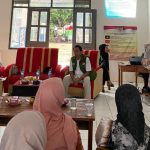 Kepala DPMPTSP Provinsi Banten, Virgojanti saat menyampaikan materi Kuliah Kerja Nyata (KKN) Kelompok 17 Sinarjaya Universitas Mathla’ul Anwar (UNMA) di Aula SMPN 2 Cigeulis, Desa Sinarjaya, Kecamatan Cigeulis, Kabupaten Pandeglang.*//Foto istimewa