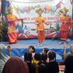 Salah satu pentas seni di acara penutupan HUT ke-80 RI di lingkungan Taman Banten Lestari RT 01 RW 022.*//Foto Gito Waluyo
