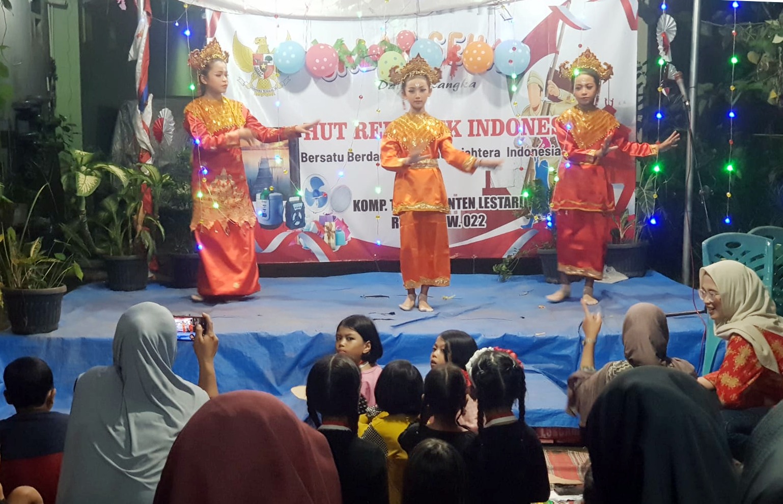WhatsApp Image 2025-08-24 at 17.18.43 Salah satu pentas seni di acara penutupan HUT ke-80 RI di lingkungan Taman Banten Lestari RT 01 RW 022.*//Foto Gito Waluyo