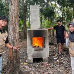 KKM 53 UNIBA saat mempraktikkan pengelolaan sampah dengan alat pembakaran minim asap di Desa Pangkalan, Kecamatan Sobang, Kabupaten Pandeglang.//foto istimewa