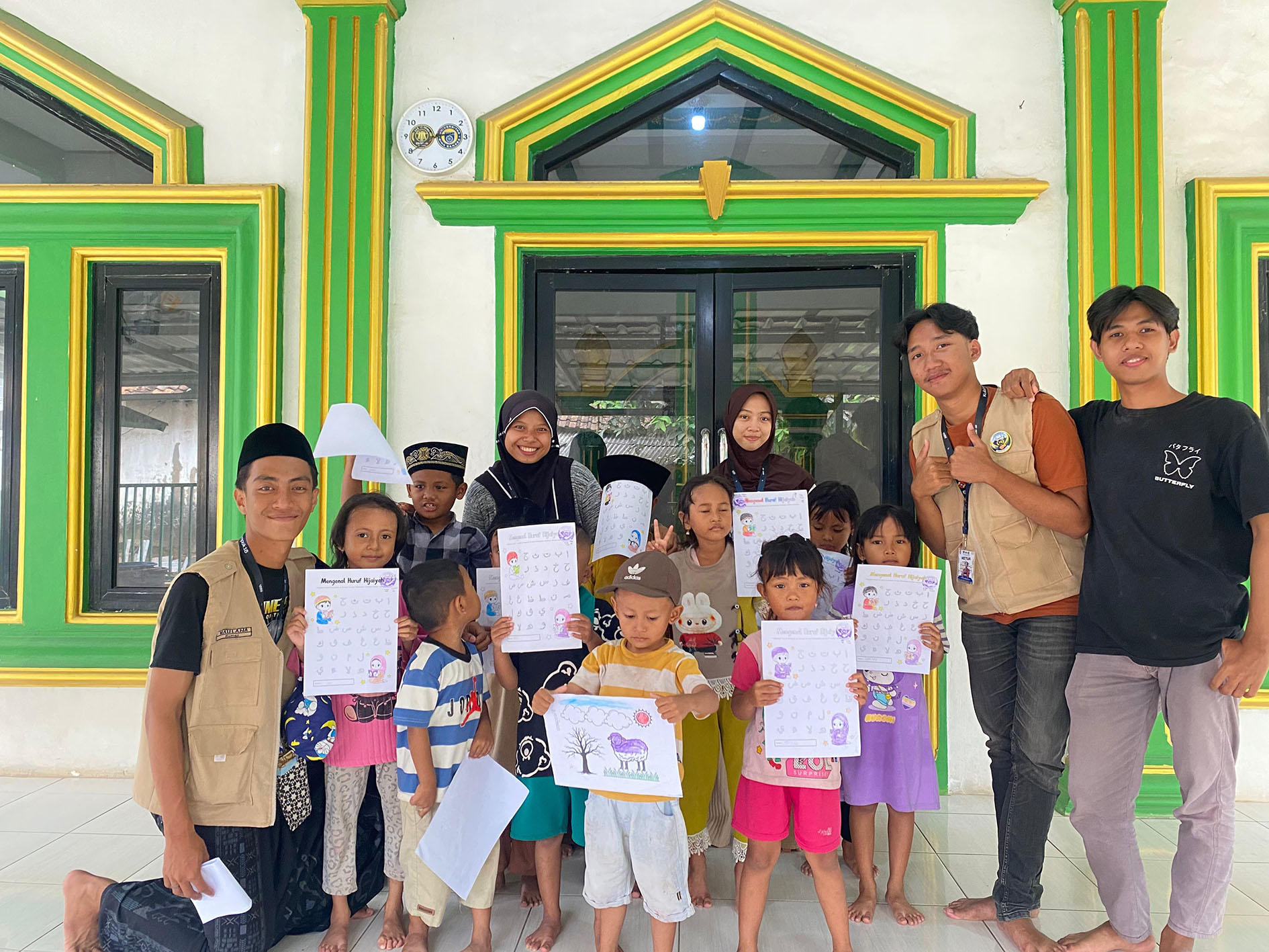 Anak anak berfoto bersama dengan mahasiswa KKM Uniba 2025 kelompok 16 / berita dan foto / mahasiswa KKM Uniba kelompok 16