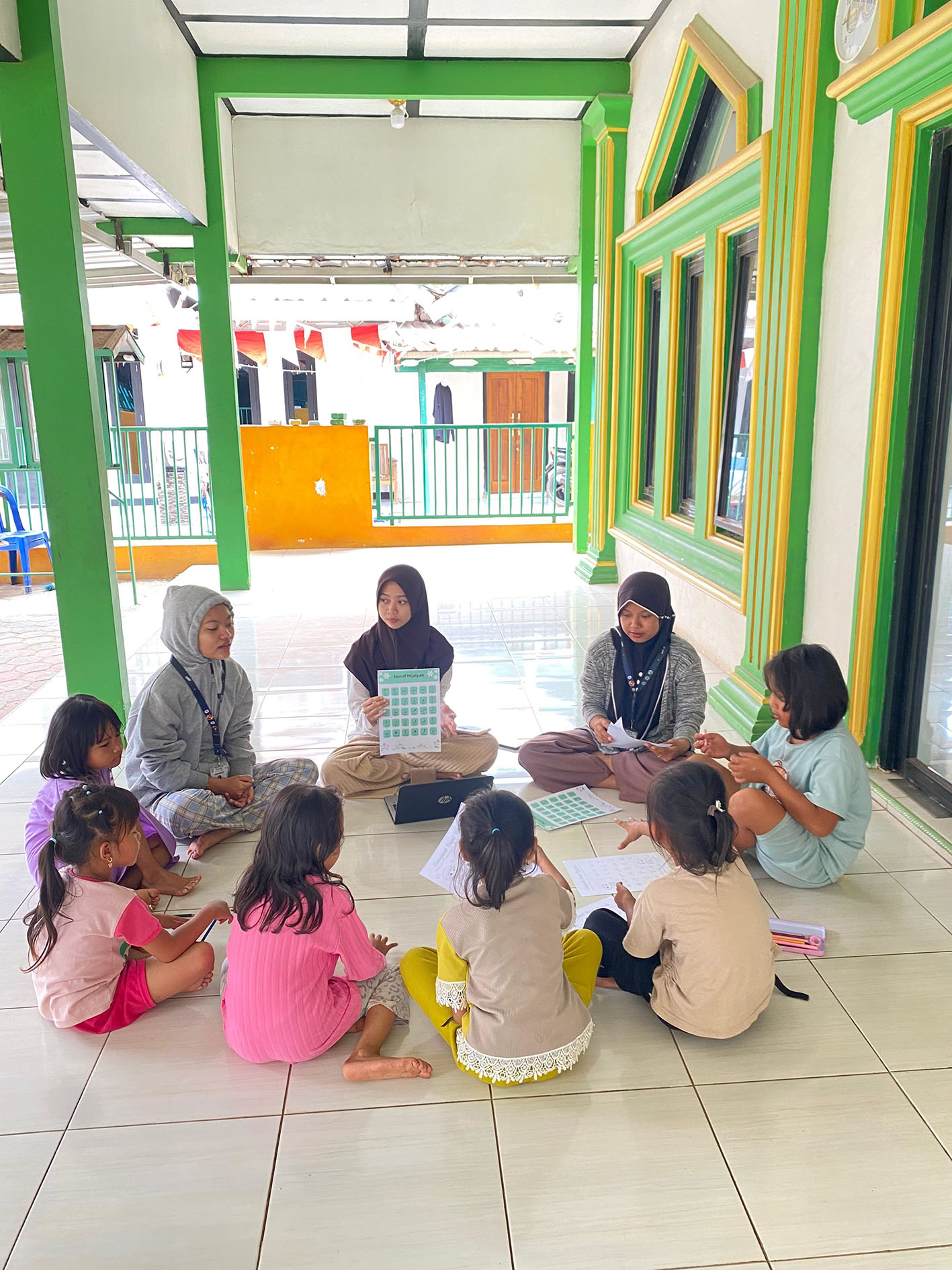 Anak anak berfoto bersama dengan mahasiswa KKM Uniba 2025 kelompok 16 / berita dan foto / mahasiswa KKM Uniba kelompok 16