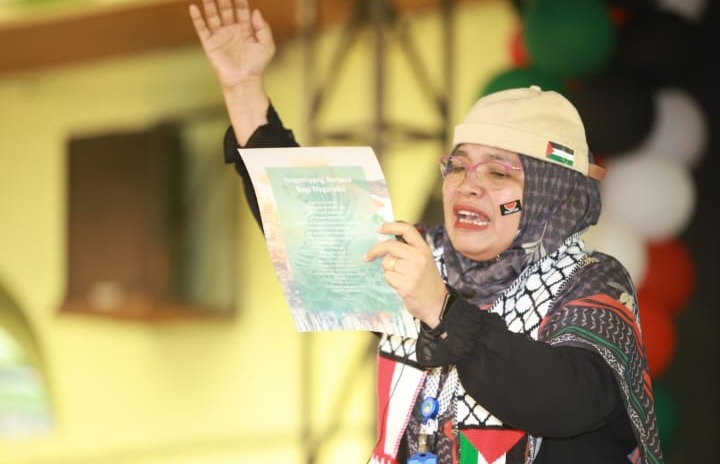 Foto istimewa Erlina salah seorang guru Al Azhar Rawamangun yang membacakan puisi di acara "One Day For Palestine”.*