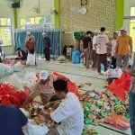 Panitia saat melakukan pembungkusan panjang mulud untuk dibagikan ke warga.*//Foto istimewa