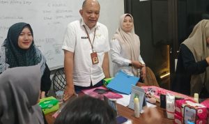 Kepala Disnakertrans Banten Septo Kalnadi saat hadir di acara pelatihan make-up dasar. Foto Disnakertrans Banten