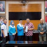 Sekretaris Daerah (Sekda) Provinsi Banten Deden Apriandi Hartawan dan Kadisnakertrans Provinsi Banten Septo Kalnadi menerima audiensi masing-masing perwakilan dari serikat buruh yang melakukan aksi demonstrasi di depan KP3B, Kota Serang, Kamis 28 Agustus 2025. Foto Adpimpro Setda Banten