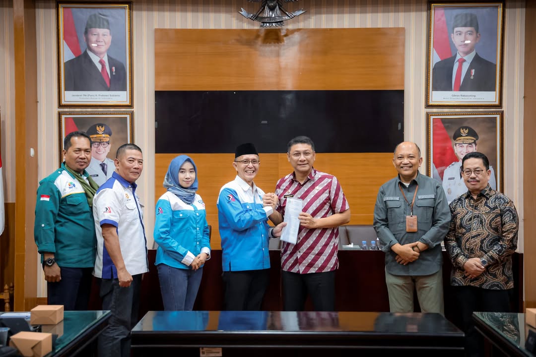 Sekretaris Daerah (Sekda) Provinsi Banten Deden Apriandi Hartawan dan Kadisnakertrans Provinsi Banten Septo Kalnadi menerima audiensi masing-masing perwakilan dari serikat buruh yang melakukan aksi demonstrasi di depan KP3B, Kota Serang, Kamis 28 Agustus 2025. Foto Adpimpro Setda Banten