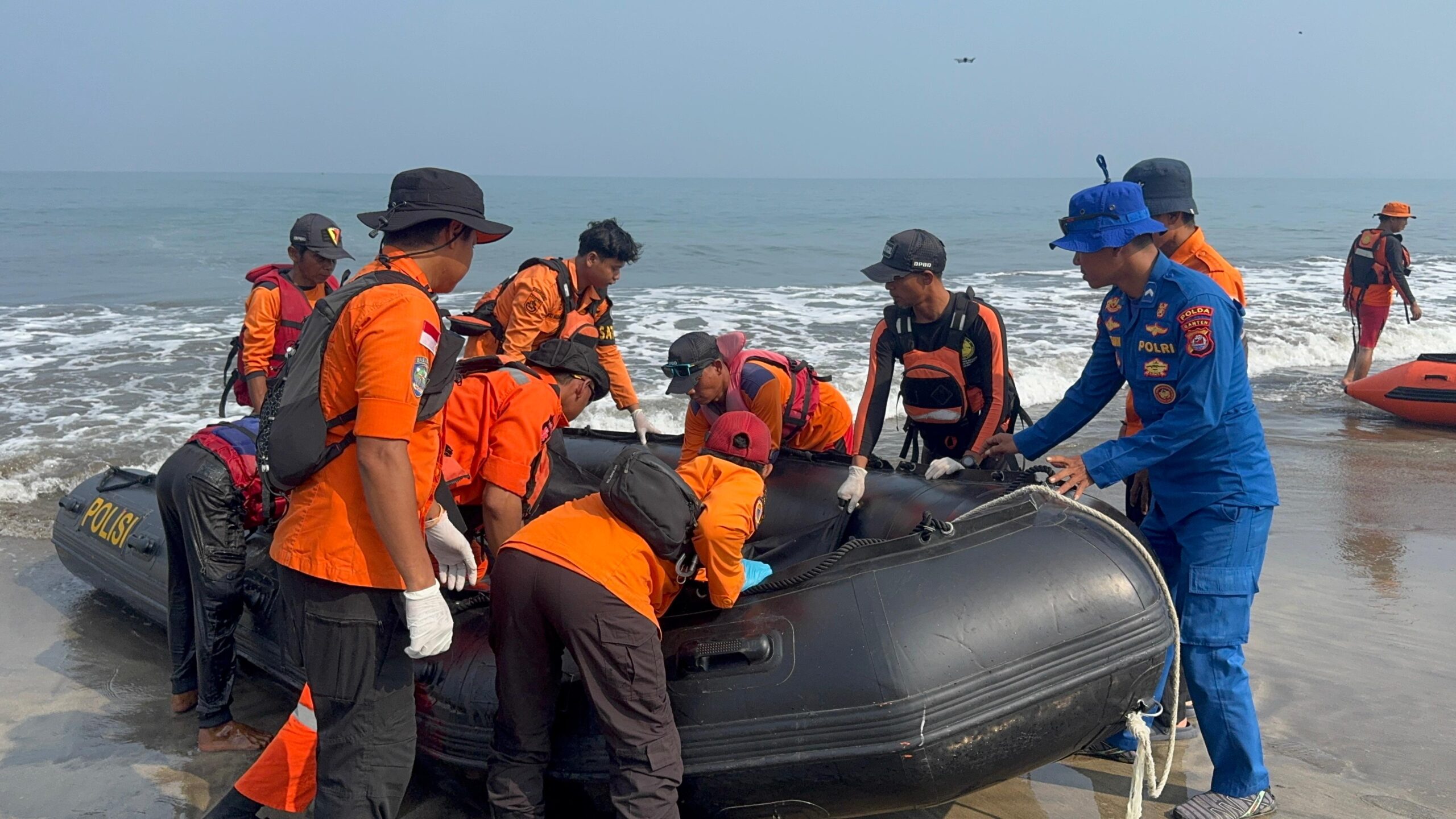 Personel BPBD Kabupaten Serang membantu penanganan laka laut di Pantai Anyer- Cinangka.