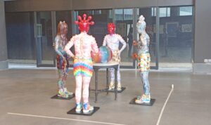 Karya Endang, Wiharso dengan judul Meta Figur, menggunakan media resin, threads, color pigment, carpaint, steel marble, wood, dan polyurethane, dikensi fariabel.//IST