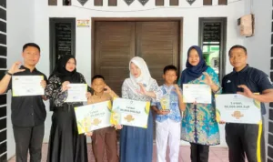 Murid SDN Cilegon 4 dan SDN Cilegon 01 serta SMPN 2 Cilegon yang meraih juara pada Lomba Festival Tunas Bahasa Ibu (FTBI) Tingkat Provinsi Banten foto bersama pelatih dan pembimbing.//foto istimewa
