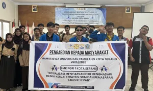 PKM 113 Kelompok Pengabdian Kepada Masyarakat (PKM) 113 dari Program Studi di Luar Kampus Utama (PSDKU) Mahasiswa Program Studi Manajemen Universitas Pamulang Kampus Serang foto bersama dengan siswa SMK PGRI 1 Kota Serang usai kegiatan “Sosialisasi Menyiapkan Diri Menghadapi Dunia Kerja: Strategi Meningkatkan SDM dan Pemasaran yang Relevan”.//Foto istimewa