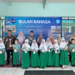 Pembagian hadiah penulis cerpen terbaik buku antologi kelas 2 Mekkah, Madinah, Mina, Jeddah, dan Arafah.//foto istimewa