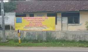 Tampak pelang kepemilihan lahan sekolah milik ahli waris